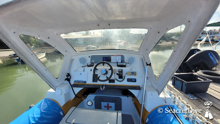 Cockpit bateau de plongée Guadeloupe SeacretDive